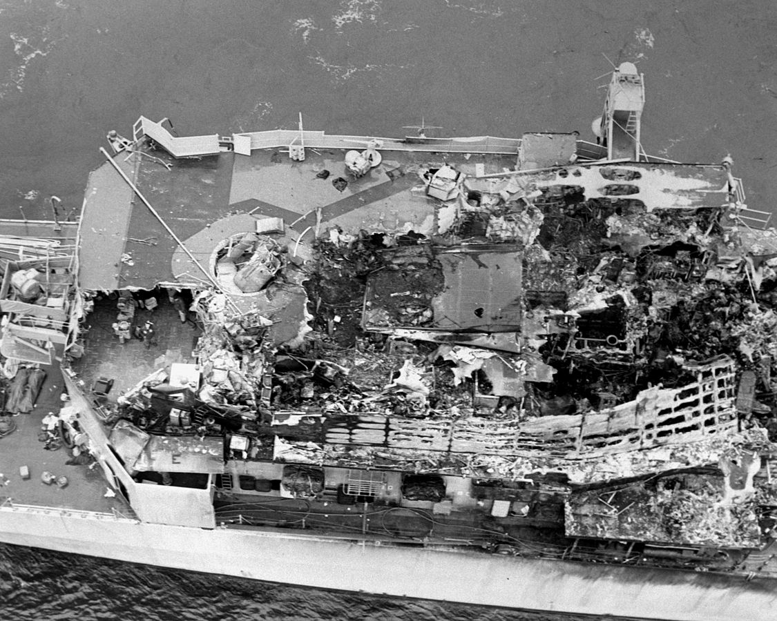 DN-SN-87-07295_USS_Belknap_damaged_superstructure_after_collision.JPEG